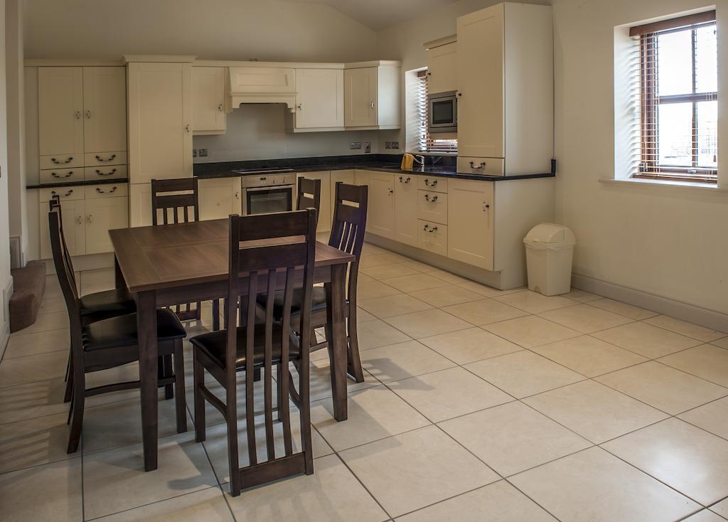 New Forest Estate Lodges Tyrrellspass Phòng bức ảnh
